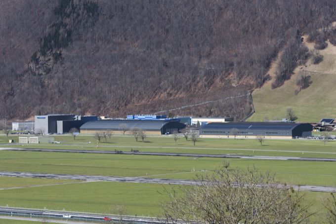 Das Firmenareal der Pilatus Flugzeugwerke AG in Stans im Kanton Nidwalden liegt unmittelbar neben dem Flugplatz Buochs, Pilatus Flugzeugwerke Stans Buochs