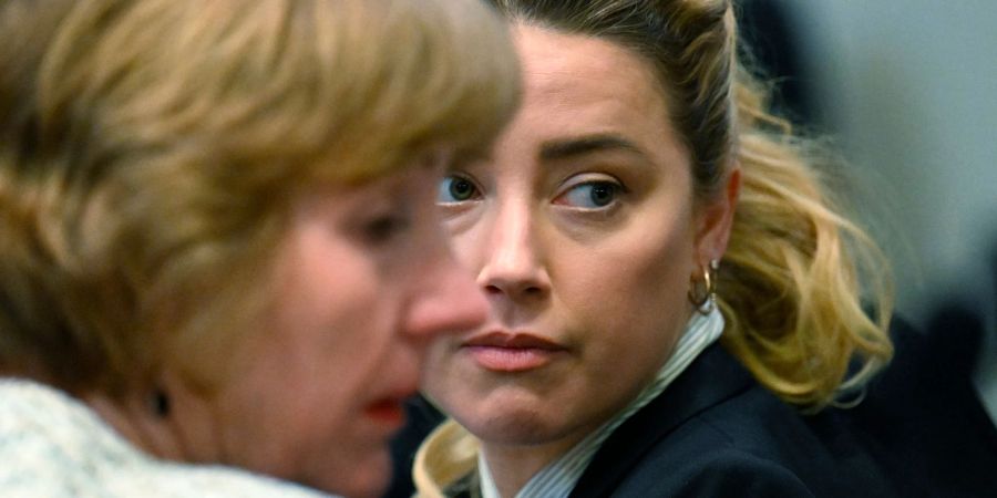 Schauspielerin Amber Heard (r) sitzt während einer Anhörung im Gerichtssaal am Fairfax County Circuit Court.