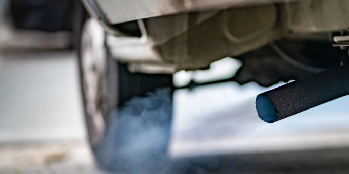Bereits 2022 hatte Kalifornien unter Gouverneur Gavin Newsom ein Gesetz verabschiedet, das ab 2035 nur noch emissionsfreie Neuwagen erlaubt. (Archivbild) verbrenner-aus