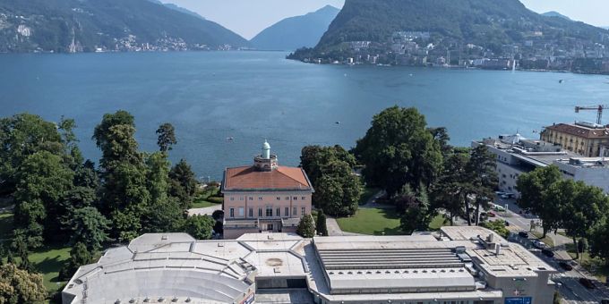 Hier, im Palazzo dei Congressi mit der Villa Ciani, findet am Montag und Dienstag die Ukraine-Wiederaufbaukonferenz statt. (Aufnahme vom 21. Juni 2022) Hier, im Palazzo dei Congressi mit der Villa Ciani, findet am Montag und Dienstag die Ukraine-Wiederaufbaukonferenz statt. (Aufnahme vom 21. Juni 2022)