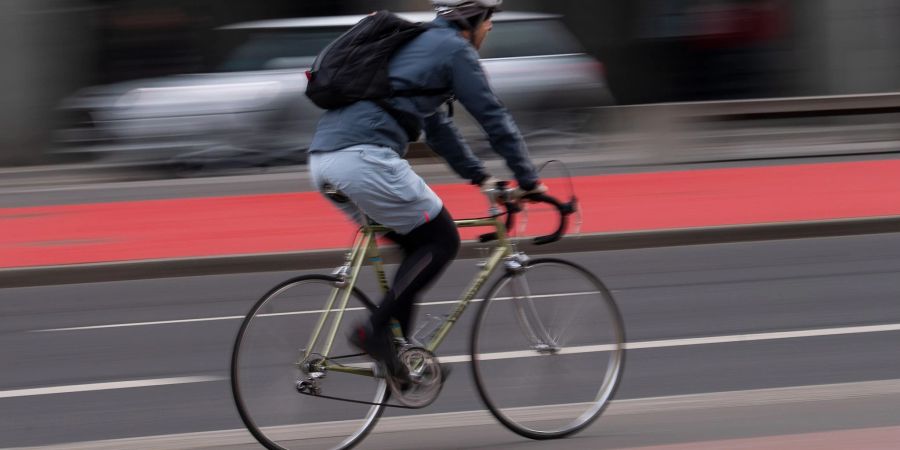 Bessere Schutzmassnahmen im Strassenverkehr wie das Tragen von Helmen und Anschnallgurten könnten jährlich Hundertausende Leben retten.