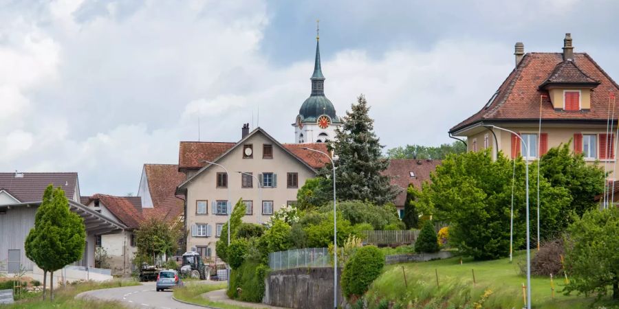 Die Zugerstrasse und Einfahrt Richtung Oberlunkhofen. - Kanton Aargau.