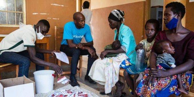 Mütter mit unterernährten Kindern in Uganda. Uganda