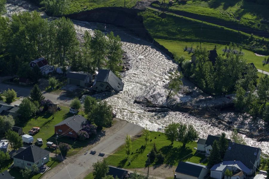 Ein Haus steht im Rock Creek, nachdem das Hochwasser eine Strasse und eine Brücke in Red Lodge, Mont. weggespült hat, in Red Lodge, Mont. am Donnerstag, 16. Juni 2022. (AP Photo/David Goldma