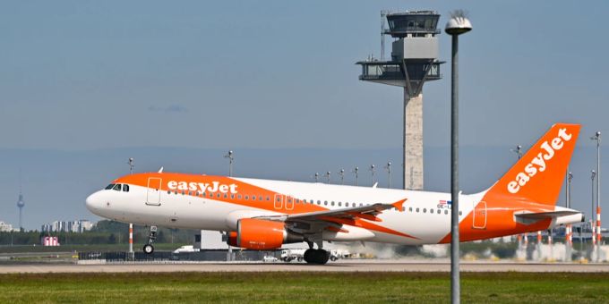 Ein Passagierflugzeug der Fluggesellschaft Easyjet startet von der Südbahn am Hauptstadtflughafen Berlin. easyjet