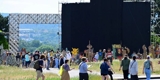 Kunstinteressierte sehen sich auf dem Friedrichsplatz das mit schwarzem Tuch verhüllte Grossgemälde «People's Justice» des indonesischen Kollektivs Taring Padi an. Auf dem Banner waren mehrere antisemitische Motive zu sehen. (Uwe Zucchi/dpa) documenta 15