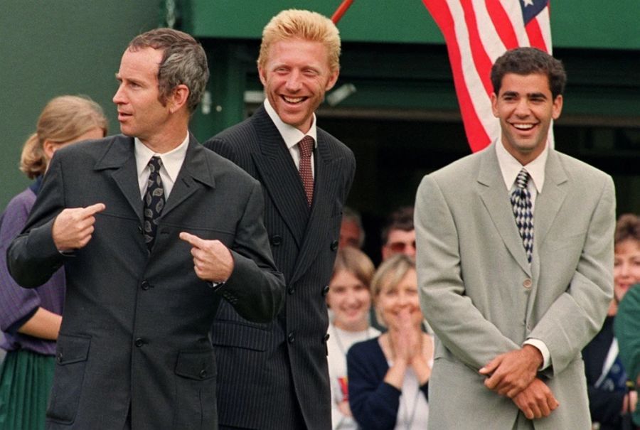 Boris Becker (M.) zusammen mit John McEnroe (l.) und Pete Sampras auf dem Wimbledon-Rasen im Jahr 1996.