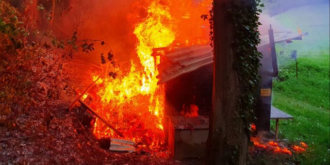 Holzstapel und Jagdhütte in Brand geraten.