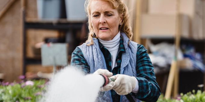 Eine Österreicherin richtete ihren Gartenschlauch auf Corona-Demonstranten. (Symbolbild) coronavirus