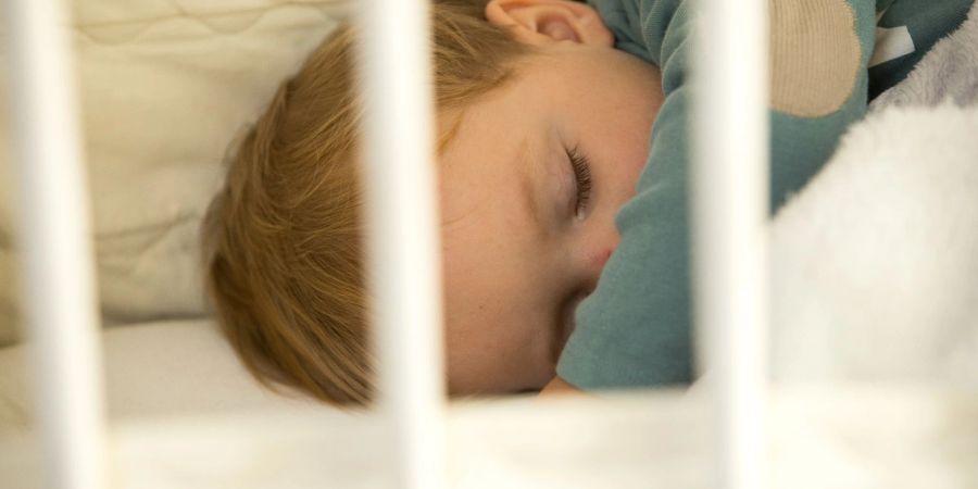 Erholsamer Schlaf - der ist für Kinder mit Neurodermitis und ihre Eltern oft nicht möglich.
