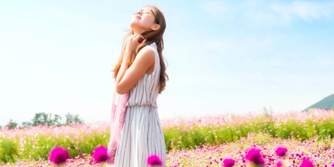Welche Träume und Wünsche haben Sie für Ihr Leben? Frau im Blumenfeld