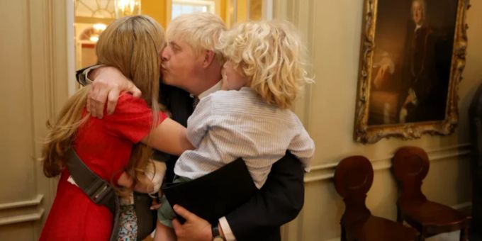 Boris Johnson umarmt seine Familie. Boris Johnson
