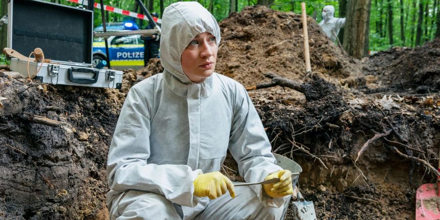 Dr. Theresa Wolff (Nina Gummich) und ihre Kollegen finden eine skelettierte Leiche im Wald.