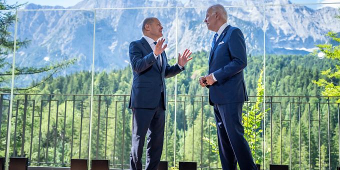 Bundeskanzler Olaf Scholz (SPD), steht neben US-Präsident Joe Biden (r) zu Beginn eines bilateralen Treffens vor dem Auftakt zum eigentlichen Gipfeltreffen. Deutschland ist Gastgeber des G7-Gipfels wirtschaftsstarker Demokratien vom 26. bis 28. Juni 2022 auf Schloss Elmau. Am ersten Gipfeltag wird die weltwirtschaftliche Lage, der Klimaschutz und die Aussen- und Sicherheitspolitik mit den Sanktionen gegen Russland beraten. Foto: Michael Kappeler/dpa Biden Scholz