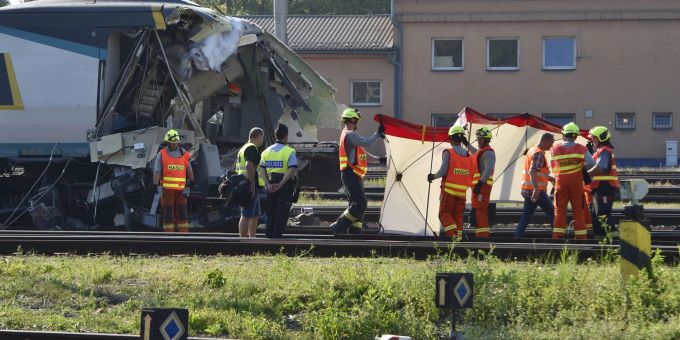 Einsatzkräfte stehen neben einem beschädigten Pendolino-Schnellzug. Im tschechischen Grenzbahnhof Bohumin ist es zu einem tödlichen Zugunfall gekommen. Bohumin