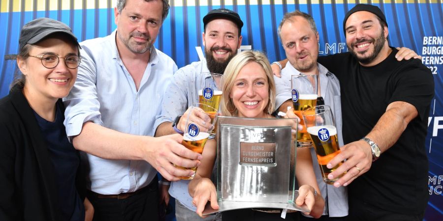 Regisseurin Isabell Suba (l-r), die Produzenten Jan Bonny, Philipp Kässbohrer, Judith Fülle, Matthias Murmann sowie Regisseur Facundo Scalerandi nach der Verleihung des Bernd Burgemeister Fernsehpreis.