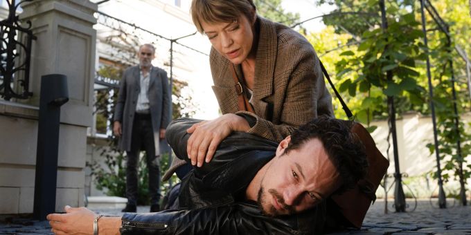 Ellen Berlinger (Heike Makatsch) hat Hannes Petzold (Klaus Steinbacher) zu Fall gebracht und kann ihn festnehmen. Ellen Berlinger (Heike Makatsch) hat Hannes Petzold (Klaus Steinbacher) zu Fall gebracht und kann ihn festnehmen.