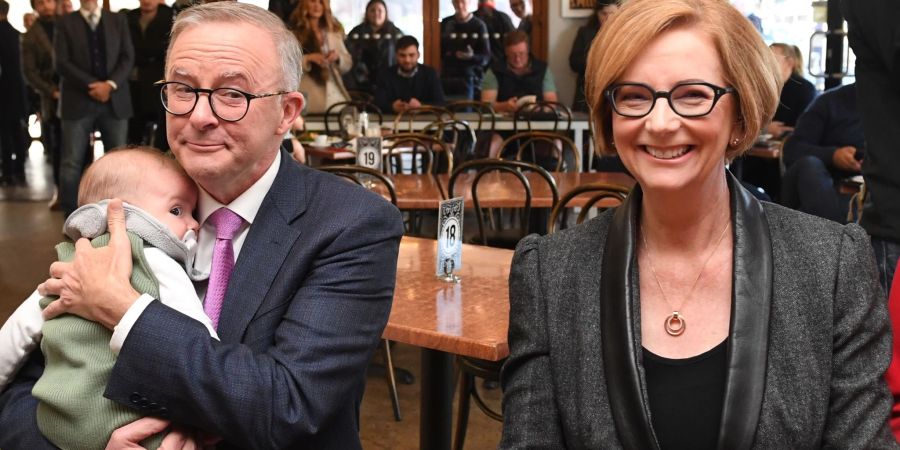 Der australische Oppositionsführer Anthony Albanese zeigt sich volksnah, während er mit der ehemaligen australischen Premierministerin Julia Gillard in Adelaide einen Kaffee trinkt.