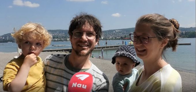 Obwohl das Wasser erst zwischen 17 und 18 Grad warm ist, traut sich der kleine Axel (links) bereits mit Papa Andreas ins Wasser. badi repo
