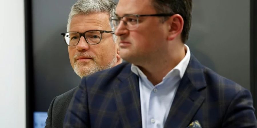 Ukrainischer Aussenminister Dmytro Kuleba (im Vordergrund)