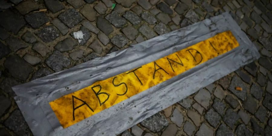 «Abstand»-Zeichen auf Gehweg in Berlin