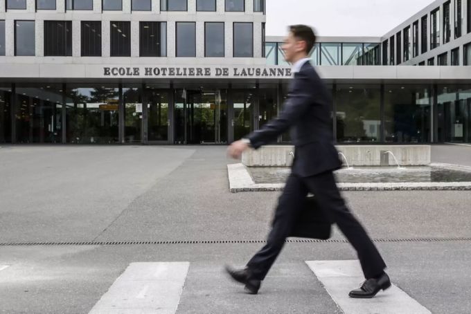 Ein Student geht an der Ecole hôtelière de Lausanne vorbei. Ecole hôtelière de Lausanne