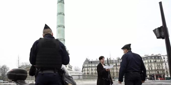 Polizeibeamte kontrollieren die Ausgangsformulare an einer Kontrollstelle in Paris. Sind solche Formulare bald auch in der Schweiz Pflicht? Coronavirus