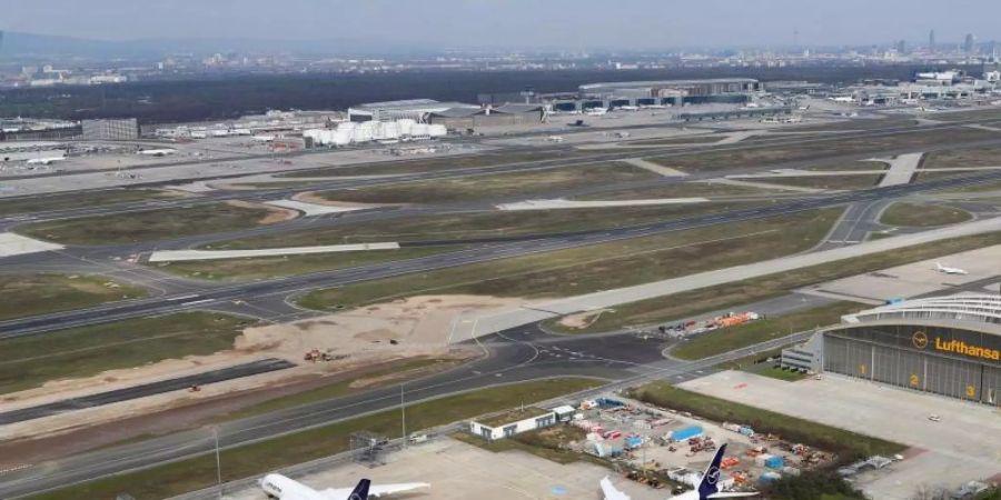 Vor einem Hangar der Lufthansa stehen Flugzeuge vom Typ Airbus A380. Die Maschinen wurden abgestellt, da sie im Moment nicht eingesetzt werden. Foto: Vasco Garcia/dpa