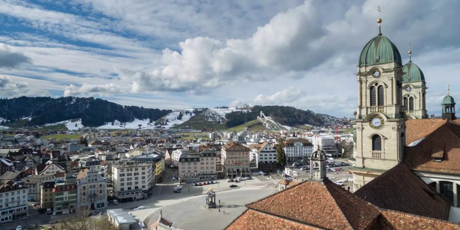 Die Altstadt von Einsiedeln und das Kloster Einsiedeln.