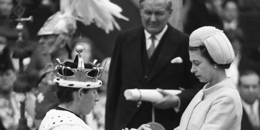 Investitur im Schloss Caernarfon des Prinzen von Wales durch seine Mutter, Königin Elizabeth II. im Jahr 1969. Foto: PA Wire/dpa