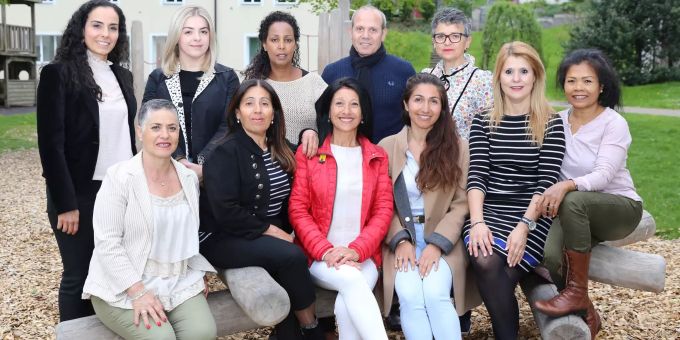 Leiterin Süheyle Bucher (vorne, Dritte von links) mit ihren Schlüsselpersonen, welche im Auftrag des Bezirks Küssnacht im Einsatz sind. Integrationsbereich