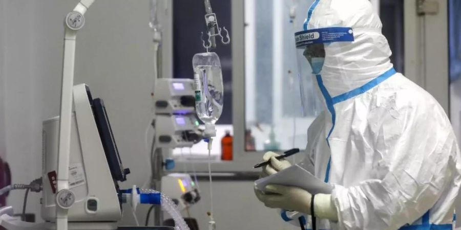 Ein medizinischer Mitarbeiter im Jinyintan-Krankenhaus in der zentralchinesischen Provinz Hubei bei der Arbeit. Foto: CHINATOPIX/AP/dpa