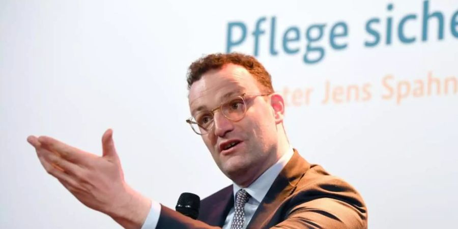 Gesundheitsminister Jens Spahn spricht während einer Podiumsdiskussion über die Reform der Pflegeversicherung. Foto: Roberto Pfeil/dpa
