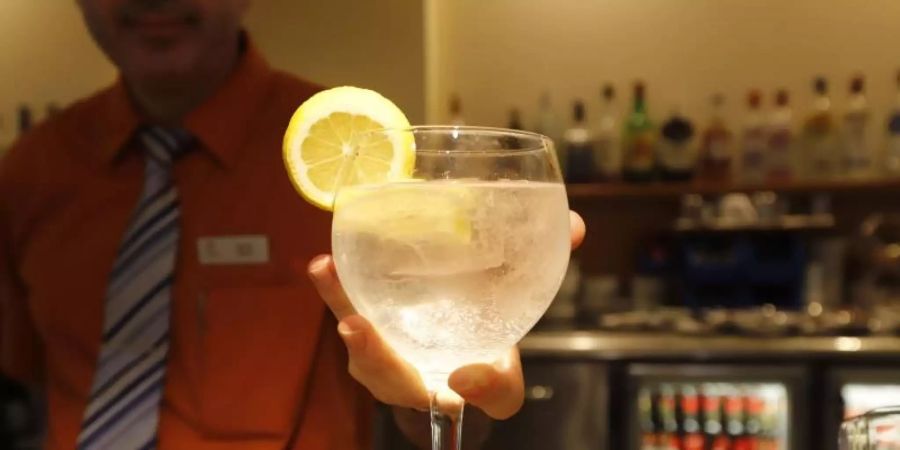 Wer All-inclusive bucht, der darf zum Mittag- und Abendessen jeweils nur noch drei alkoholische Getränke kostenfrei bestellen – danach wird zur Kasse gebeten. Foto: Clara Margais/dpa