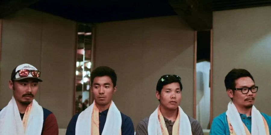 Die vier Sherpas mit ihrem Teamleiter Tashi Lakpa Sherpa (r.)