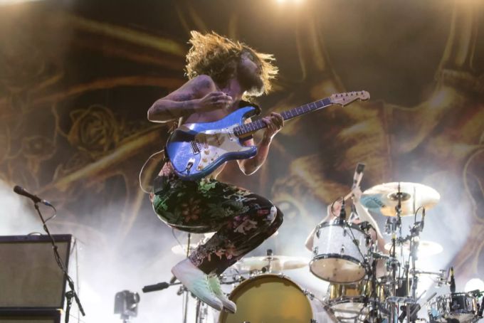 Die schottische Band Biffy Clyro arbeitet mit Musikproduzent Rich Costey zusammen. biffy clyro