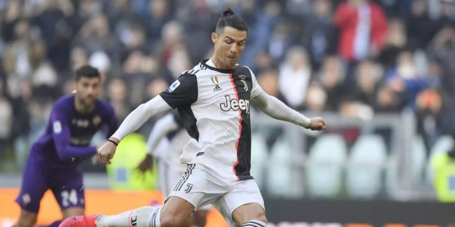 Cristiano Ronaldo von Juventus Turin trifft ein Tor per Elfmeter. Foto: Fabio Ferrari/LaPresse/AP/dpa