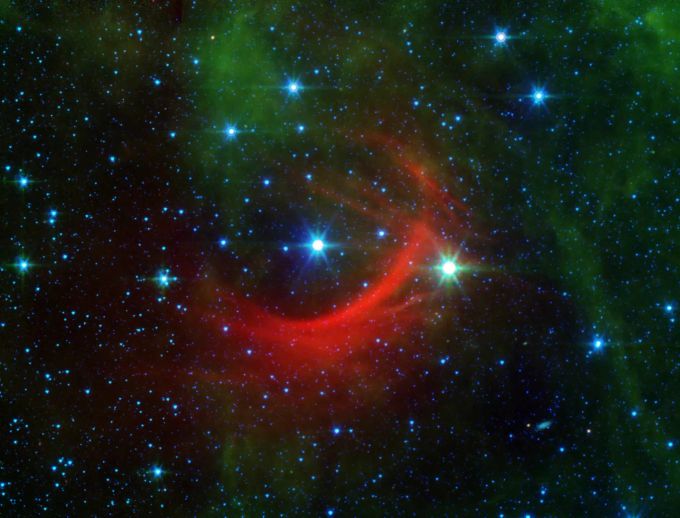 Der entlaufene Stern Kappa Cassiopeiae oder HD 2905 im Zentrum und sein Bogenstoss. Ein Bogenstoss entsteht, wenn die Magnetfelder und der Wind der vom Stern abfliessenden Partikel mit dem diffusen und normalerweise unsichtbaren Gas und Staub kollidieren, die den Raum zwischen den Sternen ausfüllen. Es wurde vom Weltraumteleskop Spitzer eingefangen. Die Welle ist etwa 4 Lichtjahre vor Kappa Cassiopeiae, etwa so weit wie die Erde von Proxima Centauri, dem nächstgelegenen Stern hinter der Sonne, entfernt. Die «Spitzer»-Mission war 2003 auf zweieinhalb Jahre angelegt. Das Spitzer-Weltraumteleskop wird jetzt abgeschaltet. Spitzer-Weltraumteleskop