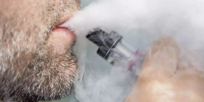 In den USA gibt es immer noch Todesfälle nach dem Vapen. Zusammen mit Corona eine hochexplosive Sache. (Archivbild) vaping