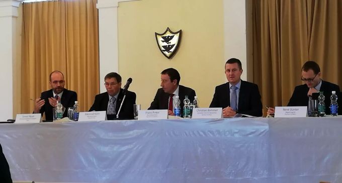 Alle Verhandlungspartner an einem Tisch: (v.l.n.r.) Simon Ryser (SBB), Meinrad Kälin (Bezirksammann Höfe), Franz Pirker (Bezirksammann Einsiedeln), Christian Bommer (Amt für Wasserbau). Verhandlungspartner Konzession