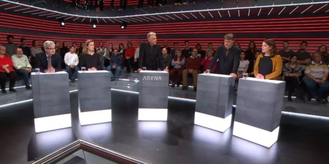 Markus Somm, Christa Markwalder, Patrick Walder und Mattea Meyer und Moderator Sandro Brotz in der SRF-«Arena». arena