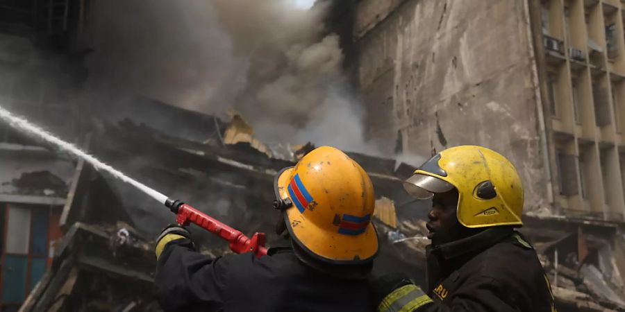 Feuerwehrleute beim Löschen eines Brandes in Lagos. (Archivbild) (AP Photo/Sunday Alamba)