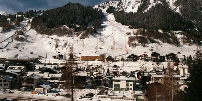 Blick auf St. Anton am Arlberg (Ö) sankt anton am arlberg