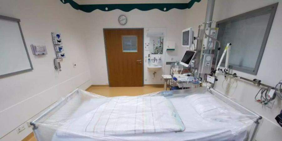 Isolierzimmer auf einer Intensivstation an der Unimedizin Greifswald. Foto: Stefan Sauer/dpa-Zentralbild/dpa