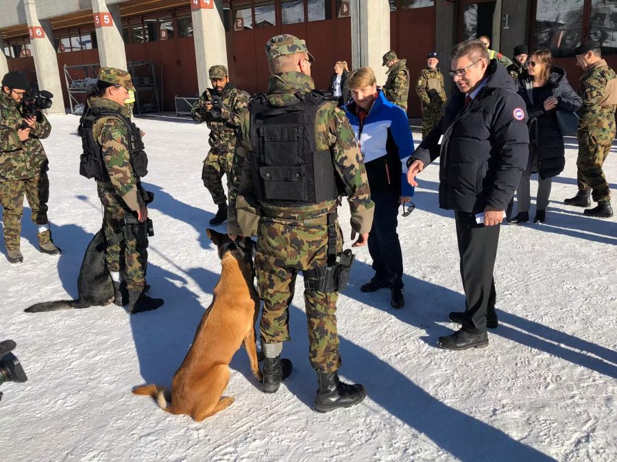 Hier, eine Frau unter all den männlichen Soldaten.