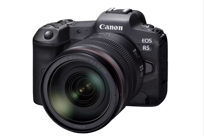 Ohne hohen Buckel: Der dezente Sucher outet die Canon EOS R5 als Systemkamera ohne Spiegel. Den braucht die für Videos optimierte Kamera nämlich nicht. Canon EOS R5