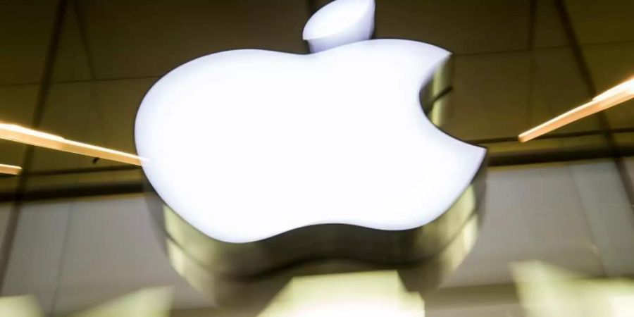 Das Apple-Logo an der Fassade eines Apple Stores. Foto: Peter Kneffel/dpa