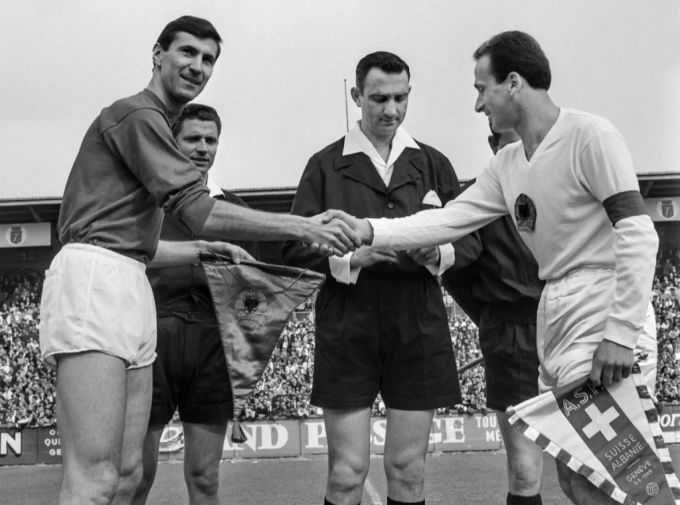Der ehemalige Spieler des FC Thun Heinz Schneiter als Captain der Nationalmannschaft beim Länderspiel gegen Albanien in Genf 1965. FC Thun Heinz Schneiter