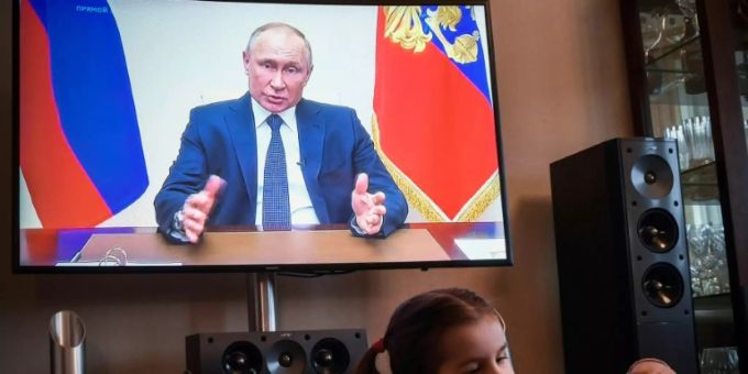 Putins Fernsehansprache in einem Moskauer Wohnzimmer. Er soll bewusst falsche Informationen verbeiten. Putin fake news