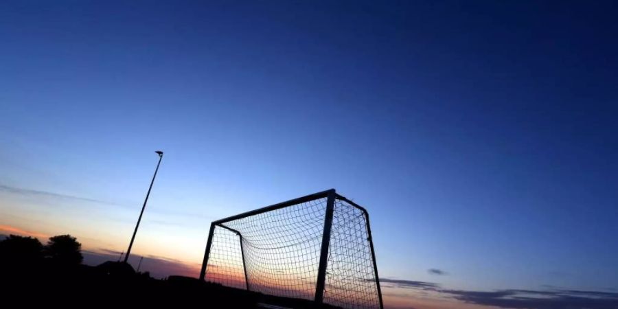 Auch im Amateurfussball rollt der Ball derzeit nicht. Foto: picture alliance / Karl-Josef Hildenbrand/dpa